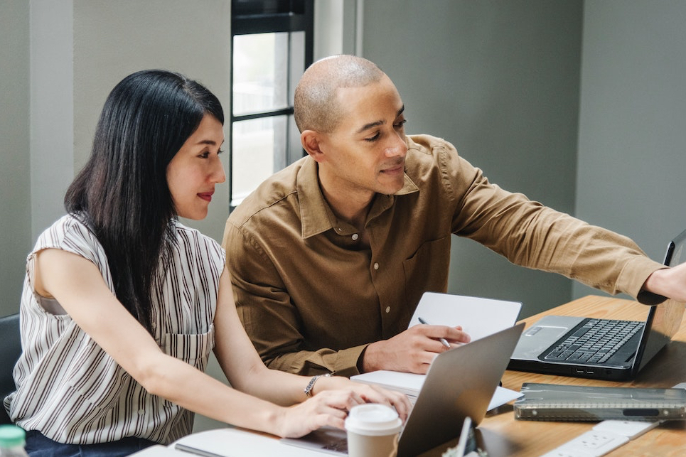 adult-businessman-computer-374598